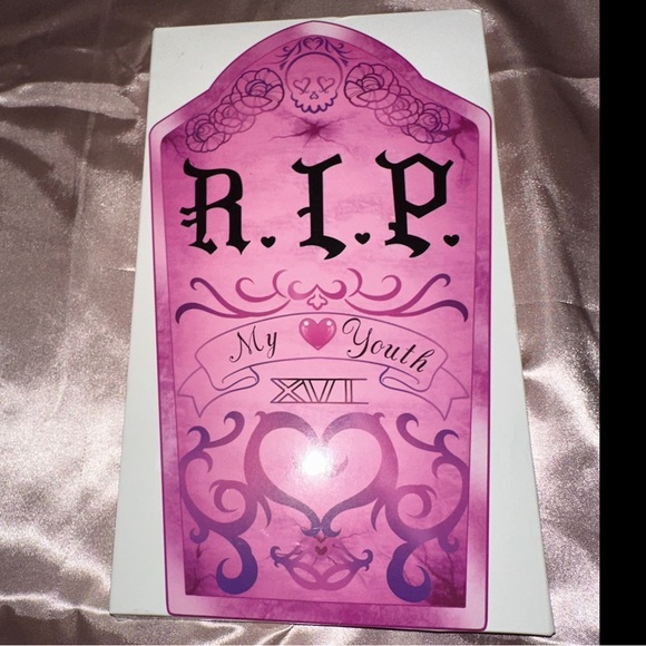 R.I.P My‎ Youth Spoiled Cosmetics Palette - Picture 1 of 2